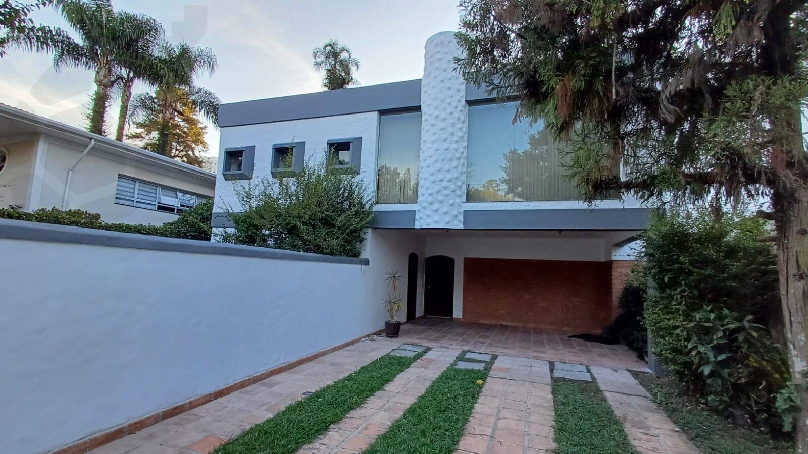 Casa à venda com 3 quartos, 220m² - Foto 1