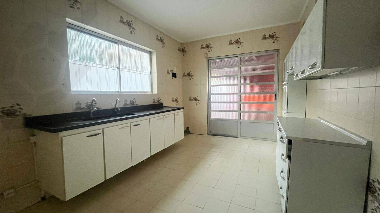 Casa para alugar com 3 quartos, 130m² - Foto 1